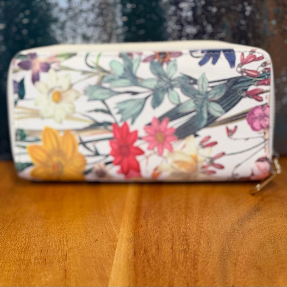 Cottagecore Botanical Garden Double
Zip-Around Wallet – White Faux Leather EUC - Picture 5 of 12
